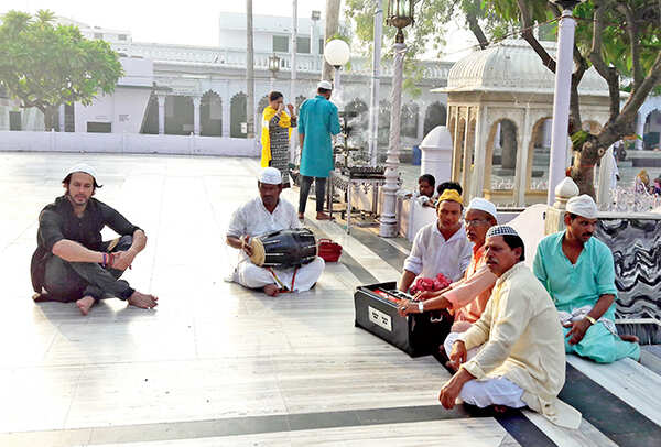 Rajneish sitting with the qawwals at the dargah (BCCL/ Aditya Yadav)