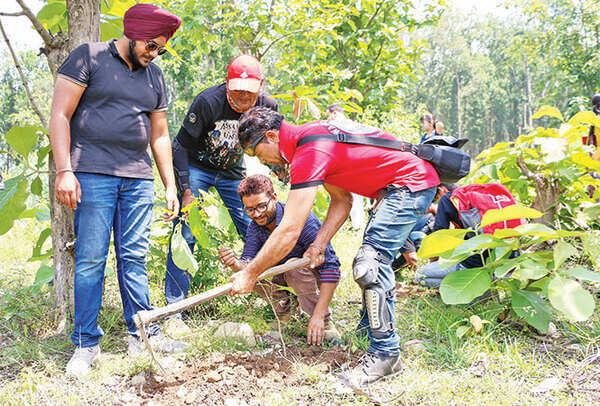 Participants-(members-of-Wanderers)-taking-part-in-the-plantation-drive-(2)