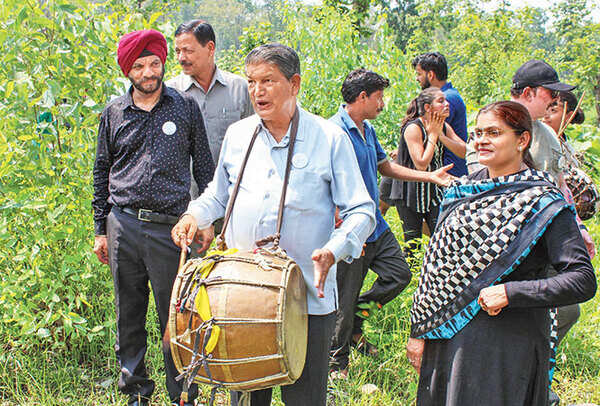 Ex-CM-Harish-Rawat-playing-Dhol