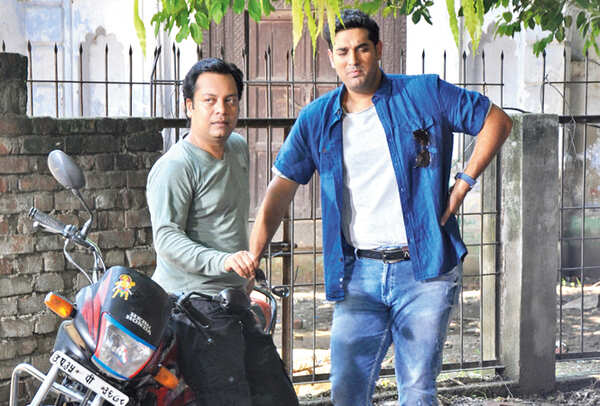 Zeishan Quadri (L) and Kunaal Roy Kapur at the shoot in Unnao on Tuesday afternoon (BCCL/ AS Rathor)