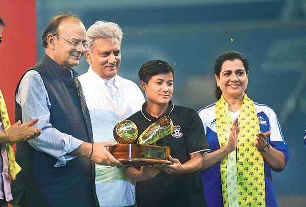 Union Finance Minister Arun Jaitley, Rajiv Jain, Director IB and Chairman All India Police Sports Control Board and Archana Ramasundaram, DG SSB felicitating footballer N Ratanwala, with the Golden Boot (BCCL)