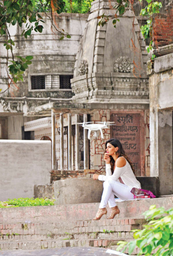 Karishma Sharma enacting her scene at the ghat (BCCL/ AS Rathor)