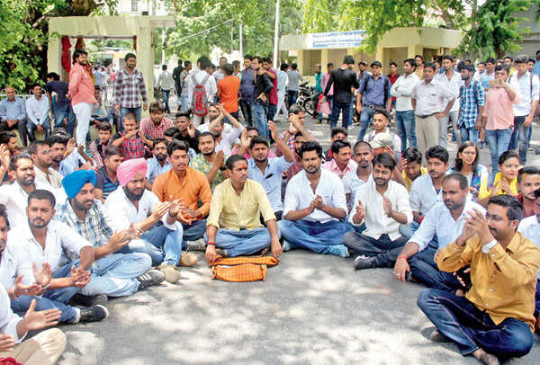 Protesting students locked the Lucknow University gate on Friday afternoon (BCCL/ Farhan Ahmed Siddiqui)
