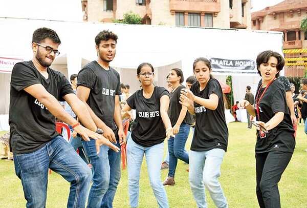 (L-R) Vikas, Sarvagya, Kratika, Tanya, Nikita and Binish, a few of the organisers celebrated the success of their event by dancing (BCCL/ Farhan Ahmad Siddiqui)