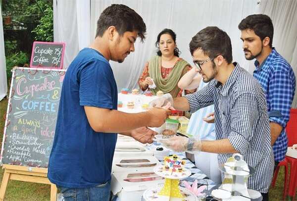 An amateur cook serving his guest (BCCL/ Farhan Ahmad Siddiqui)
