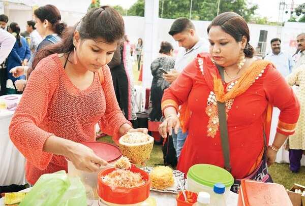 A home-cook serving veg biryani in an innovative way (BCCL/ Farhan Ahmad Siddiqui)