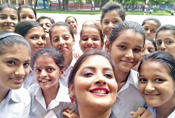 Nidhi surrounded by students of her alma mater during her recent visit there (BCCL)