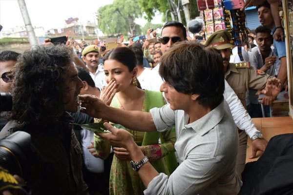 Shah Rukh Khan And Anushka Sharma Treat Harry And Sejal To Banarasi Paan.  See Pics