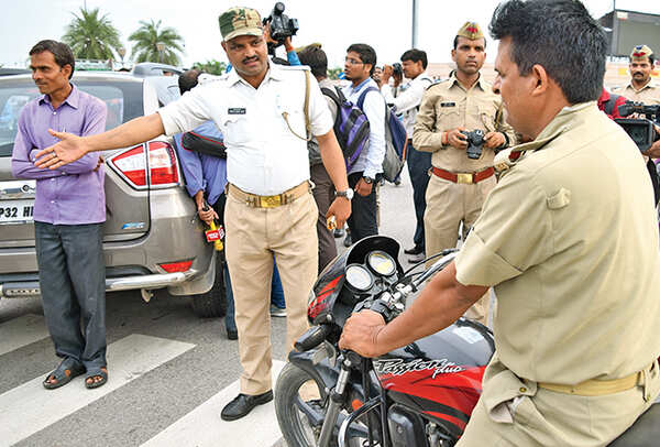 A traffic cop checking a cop for not wearing a helmet while riding a two-wheeler (BCCL/ Farhan Ahmed Siddiqui)