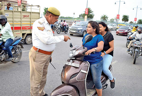 A traffic cop checking a commuter for not wearing a helmet while riding a two-wheeler (BCCL/ Farhan Ahmed Siddiqui)