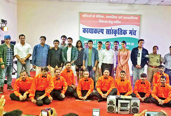 (L-R) Deepak Dobriyal, Ronit Roy, Rajesh Sharma, Inaamul Haq, Ranjit Tiwari, Gippy Grewal, Farhan Akhtar, RN Pandey, Diana Penty, Ravi Kishan and Anjuli Verma at the Aadarsh Kaaragaar in Lucknow with the band members (BCCL)