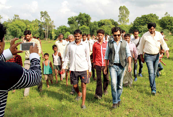 Nawaz with farmers in the village (BCCL/ Aditya Yadav)