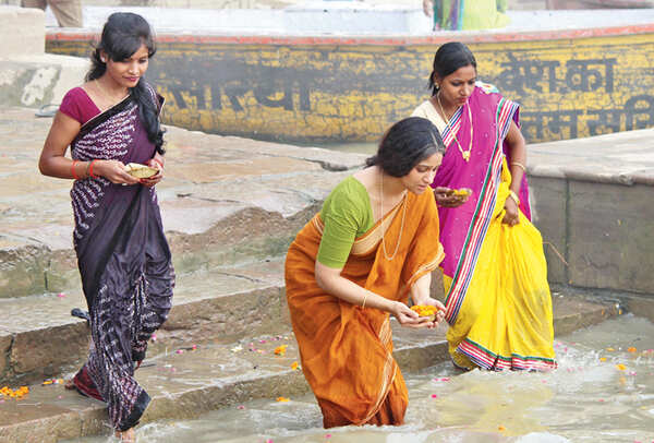 Actress Sreejaya shoots for a scene at a ghat in Banaras (BCCL/ Arvind Kumar)