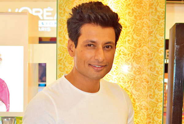 Indraneil Sengupta gets a makeover at a salon in Lucknow (BCCL/ Farhan Ahmad Siddiqui)