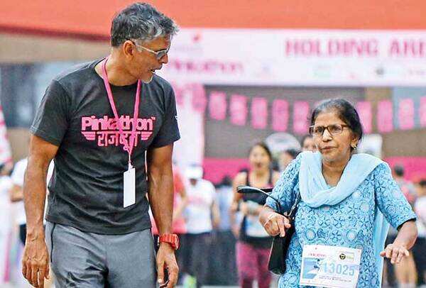 58-Milind-running-along-with-a-participant