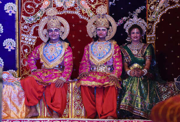 - Naveen Yadav as ram, Keshav Chaturvedi as Laxman n Jaya Sumitra