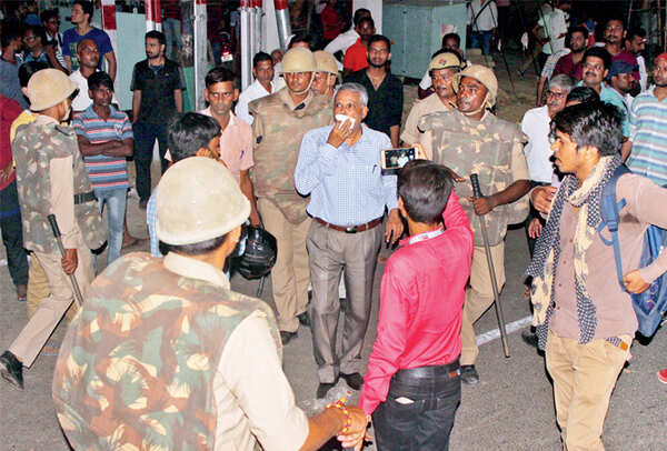Yogeshwar Ram Mishra, DM, Varanasi (in blue shirt) on a round of BHU to review the situation there on Sunday night (BCCL/ Arvind Kumar)