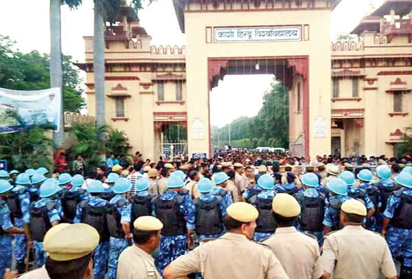 Police outside BHU (BCCL/ Arvind Kumar)