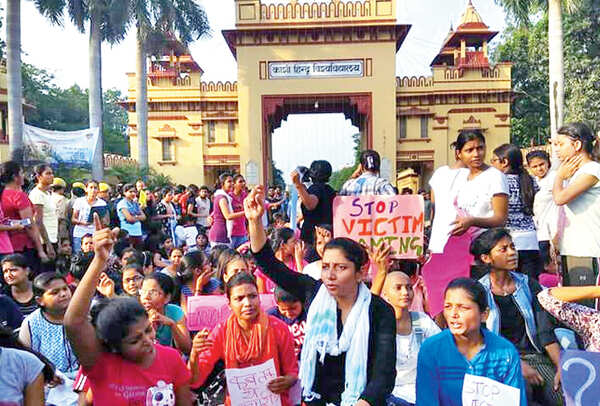 Girls protesting outside BHU (BCCL/ Arvind Kumar)