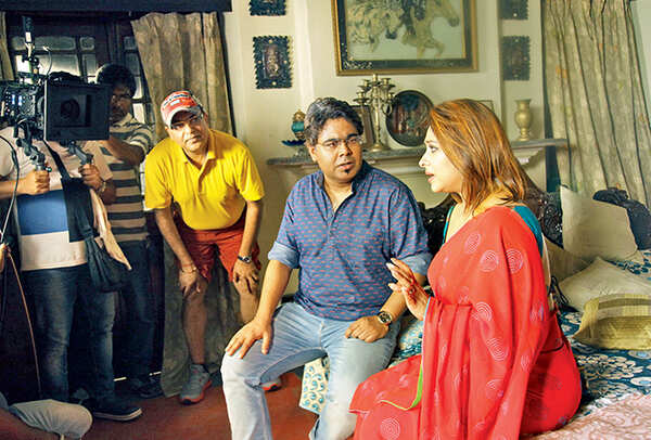 Director Arindam Sil (in yellow shirt) directs Anjana Basu in a scene (BCCL/ Aditya Yadav)