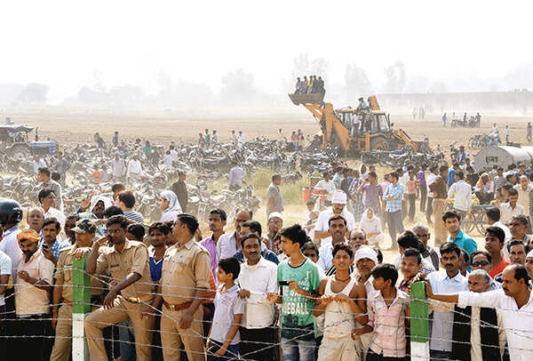 People lined the expressway and even sat in the dumper basket to watch the supersonic jets touchdown (BCCL/ Farhan Ahmed Siddiqui)