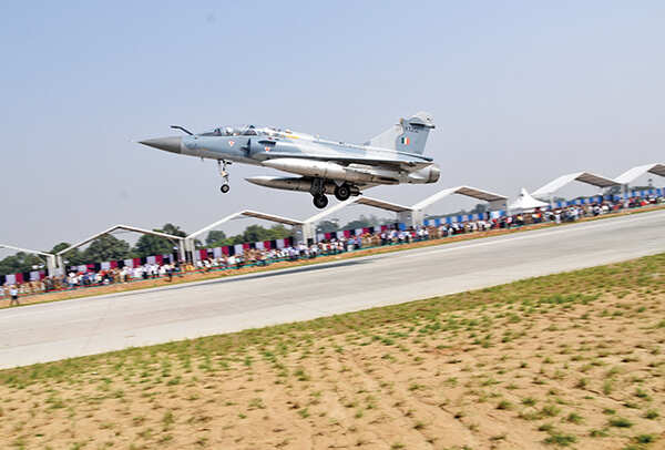 A Mirage 2000 making a flyby at the Lucknow-Agra Expressway on Tuesday (BCCL/ Farhan Ahmed Siddiqui)