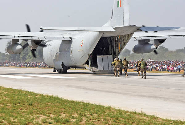 Garud commandos getting into the Super Hercules C-130J, one of the world’s largest transport aircraft at the Lko-Agra Expressway after the IAF drill (BCCL/ Farhan Ahmed Siddiqui)