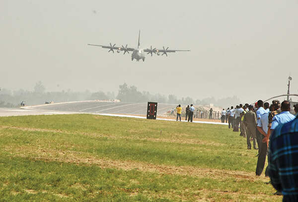 The Super Hercules C-130J, one of the world’s largest transport aircraft at the Lko-Agra Expressway (BCCL/ Farhan Ahmed Siddiqui)