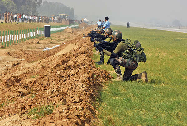 Garud commandos lined the expressway securing it as the jets conducted the flyby (BCCL/ Farhan Ahmed Siddiqui)
