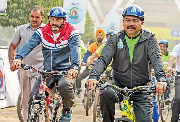 IMG_6439-Manoj-Tiwari-and-Dharmendra-Pradhan-leading-the-Green-Run