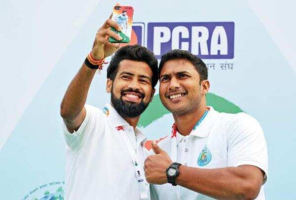 IMG_6312Hockey-player-Devindar-Walmiki-(left)-takes-a-selfie