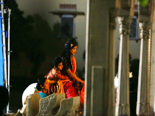 Actress Devika Bhise as Rani Laxmibai with child artist Aarush as Damodar Rao during a war sequence (2)