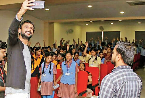 Inaamul took selfies with the kids which he later also posted on Facebook (BCCL)