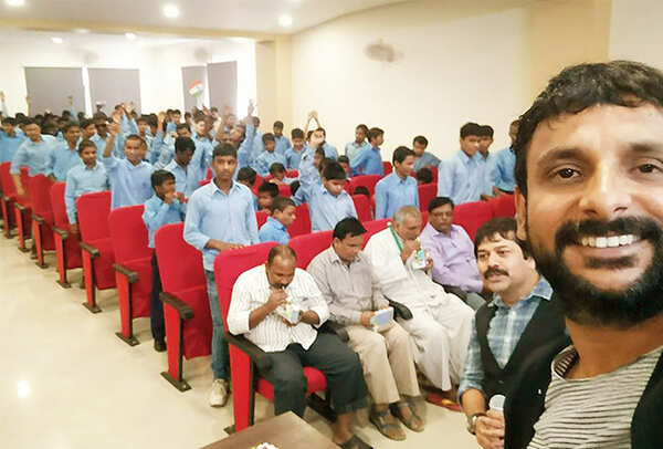 Inaamul took selfies with the kids which he later also posted on Facebook (BCCL)