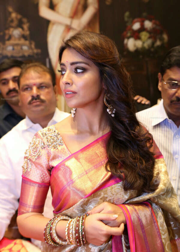 Hot South Heroin ki photo in hot saree: Shriya Saran in a saree for an event