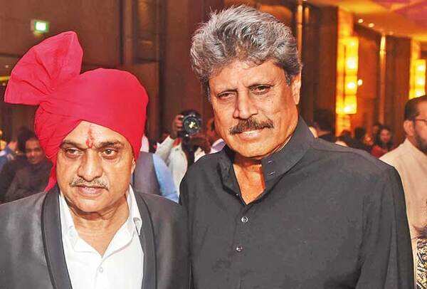 SAM_4094---Copy-Kapil-Dev-with-Yashpal-Sharma-and-the-latter’s-son-Chirag