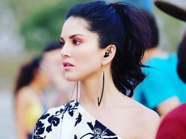 Sunny Leone looks pretty as a peach photos xxx
