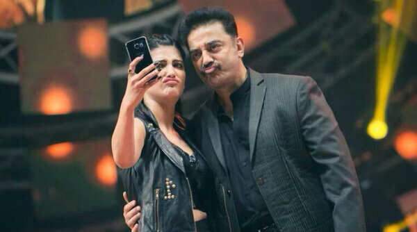 Shruti Haasan posing for a selfie photos with her father Kamal Haasan xxx