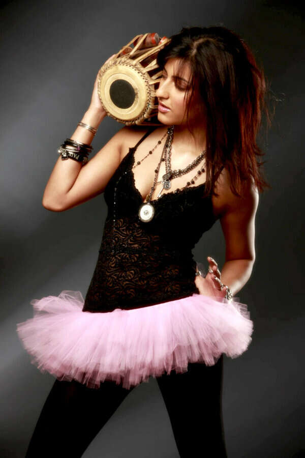 Shruti Haasan hot cleavage photo shoot xxx