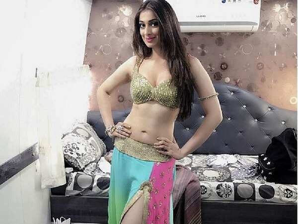 Raai Laxmi Images: Hot Navel and Cleavage Photos of Raai Laxmi xxx