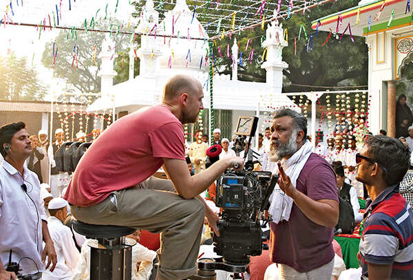 Anubhav Sinha explaining a shot to his cameraman at Dada Miyan ki dargah in Lucknow while shooting for 'Mulk' (BCCL/ Farhan Ahmed Siddiqui)