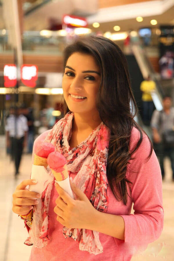 Hansika Motwani hot cleavage and navel pic looking adorable with ice cream xxx