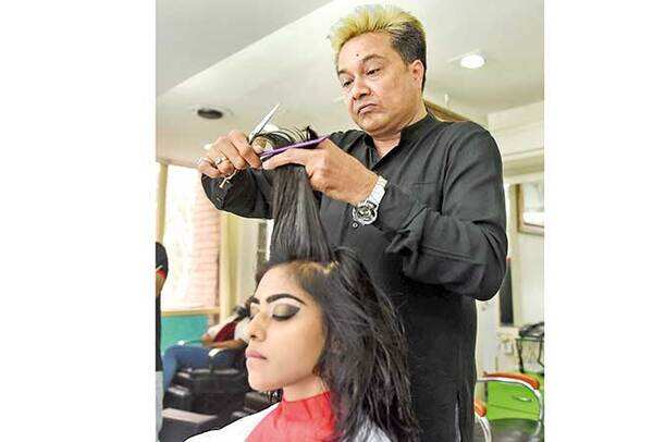 RAN_3073-Amjad-Habib-gave-a-haircut-to-Aashika-Bothra