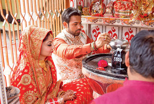 Zara and Saurabh performing Rudrabhishek at a Shiv temple in Saurabh's native village in Gonda district of UP (BCCL)