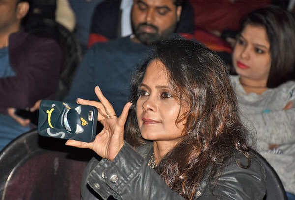 Sadiya Siddiqui watching Namit Das perform (BCCL/ Farhan Ahmad Siddiqui and Vishnu Jaiswal)