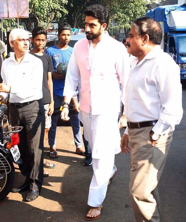 Neeraj Vora funeral: Abhishek Bachchan, Paresh Rawal, Ashutosh ...