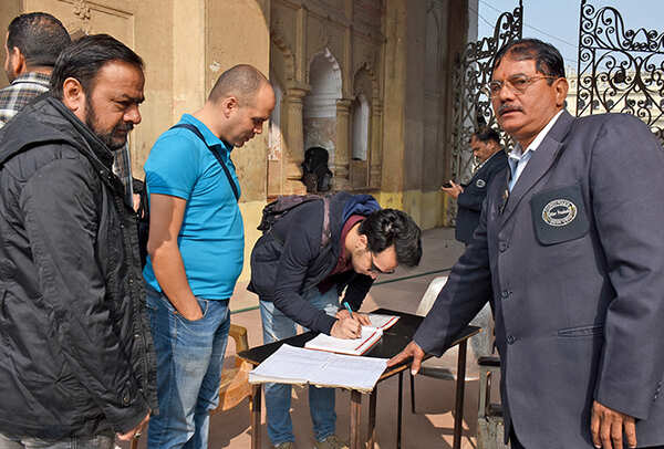 One of the band members making an entry at the Bada Imambara (BCCL/ Vishnu Jaiswal)
