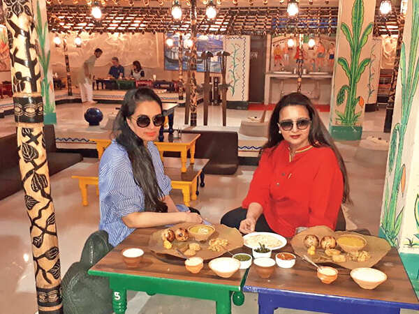 Padmini and Poonam trying local cuisines (BCCL/ Arvind Kumar)