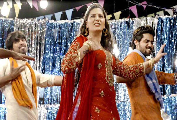 P1-Sapna-Chaudhary's-dance-performance-in-Laado-2-(2)