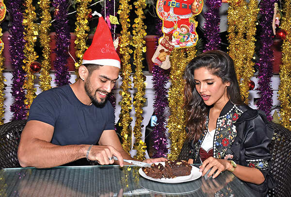 Vartika Singh, Miss Grand International 2015, 2nd runner-up, and Jitesh Singh Deo Peter England Mr India World 2017 enjoying a Christmas cake (BCCL/ Vishnu Jaiswal)